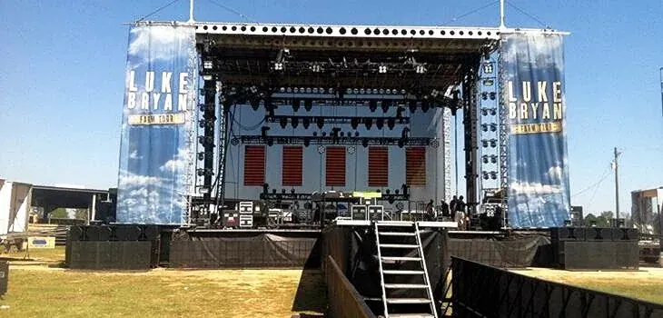 Country headliner stage built with dual screens
